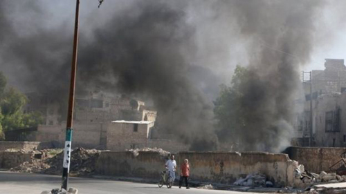 Khói bốc lên từ các lốp xe bị đốt ở Aleppo nhằm ngăn chặn các cuộc không kích của lực lượng chính phủ, theo tình hình chiến sự Syria mới cập nhật 
