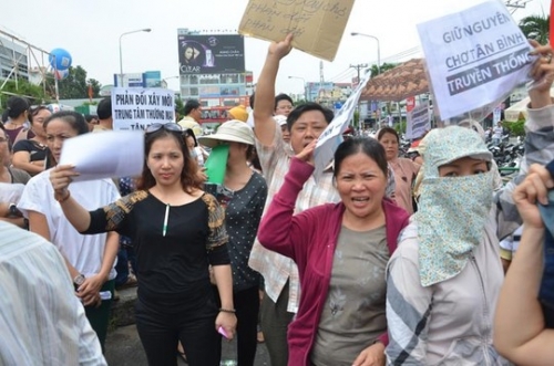 Nhiều tiểu thương chợ Tân Bình biểu tình để giữ chợ 