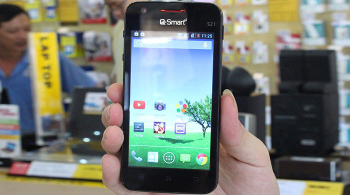 Q- Smart S21 có màn hình khá lớn 4 inch so với những mẫu smartphone giá rẻ dưới 2 triệu khác