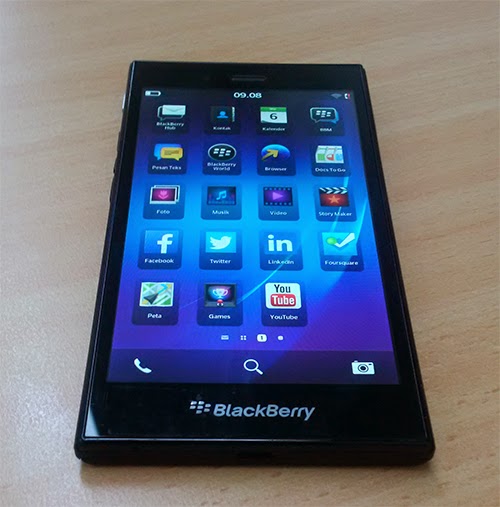Smartphone giá rẻ dưới 5 triệu BlackBerry Z3 có thiết kế cứng cáp, chắc chắn và không thể tháo nắp lưng
