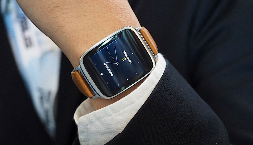 Đồng hồ thông minh giá rẻ ZenWatch được chăm chút về ngoại hình với bộ khung kim loại, dây da thời trang