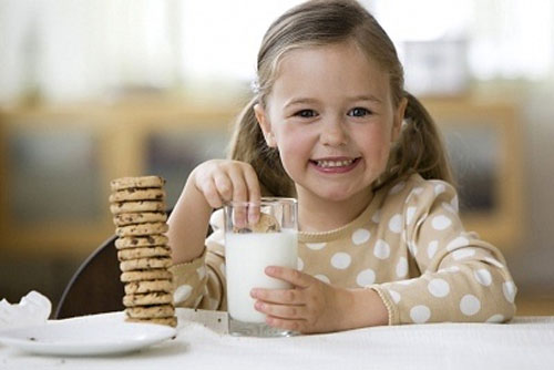 Nếu con bạn gặp vấn đề khi sử dụng sữa bò tươi nguyên chất thì các bà mẹ nên cho con chuyển sang uống sữa đậu nành. 