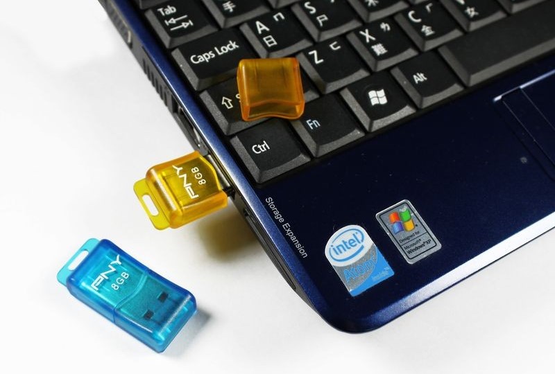 Mẫu USB giá rẻ PNY Attache CURVE 8GB có thiết kế nhỏ gọn với 2 tông màu xanh và vàng cá tính