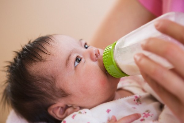 Các bà mẹ nên đổi sữa cho con để tránh bị dị ứng. 