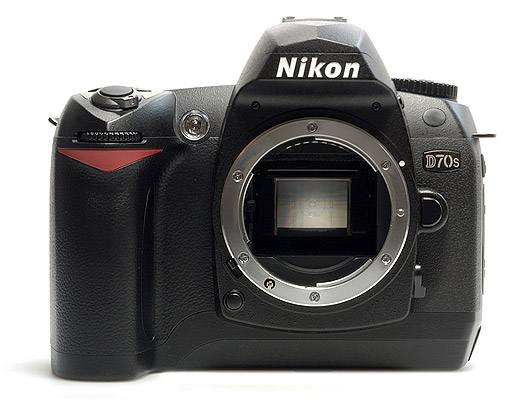 Máy ảnh DSLR giá rẻ đáng mua nhất Nikon D70s được trang bị chip xử lý hình ảnh cao cấp giúp tái tạo màu sắc sắc nét, cho hình ảnh đẹp