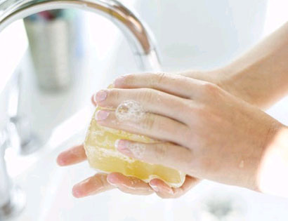 Rửa tay bằng xà phòng diệt khuẩn. Ảnh minh họa