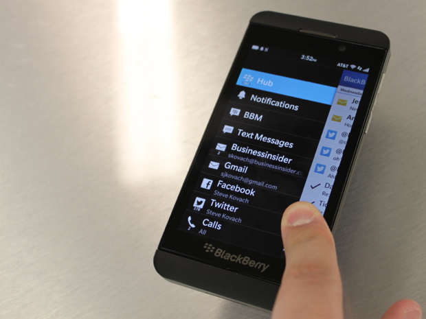 Người dùng có thể nhấn vào màn hình của BlackBerry Z10 để chụp như iPhone
