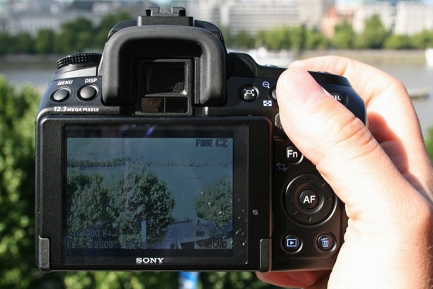 Alpha A5000 là chiếc máy ảnh không gương lật rẻ nhất của Sony hiện nay