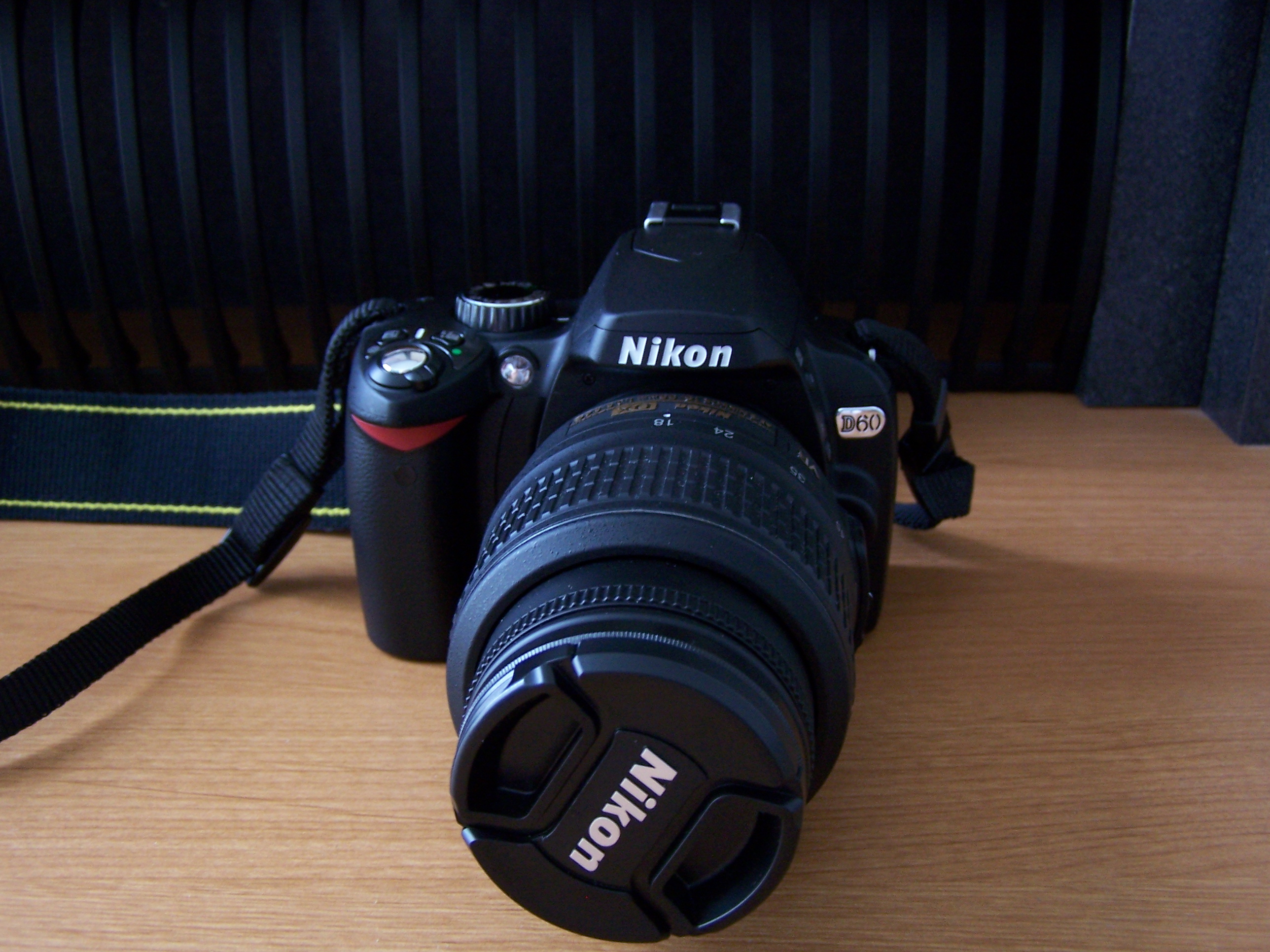 Nikon D60 có thiết kế gọn gàng và tiện dụng nhất cho người dùng