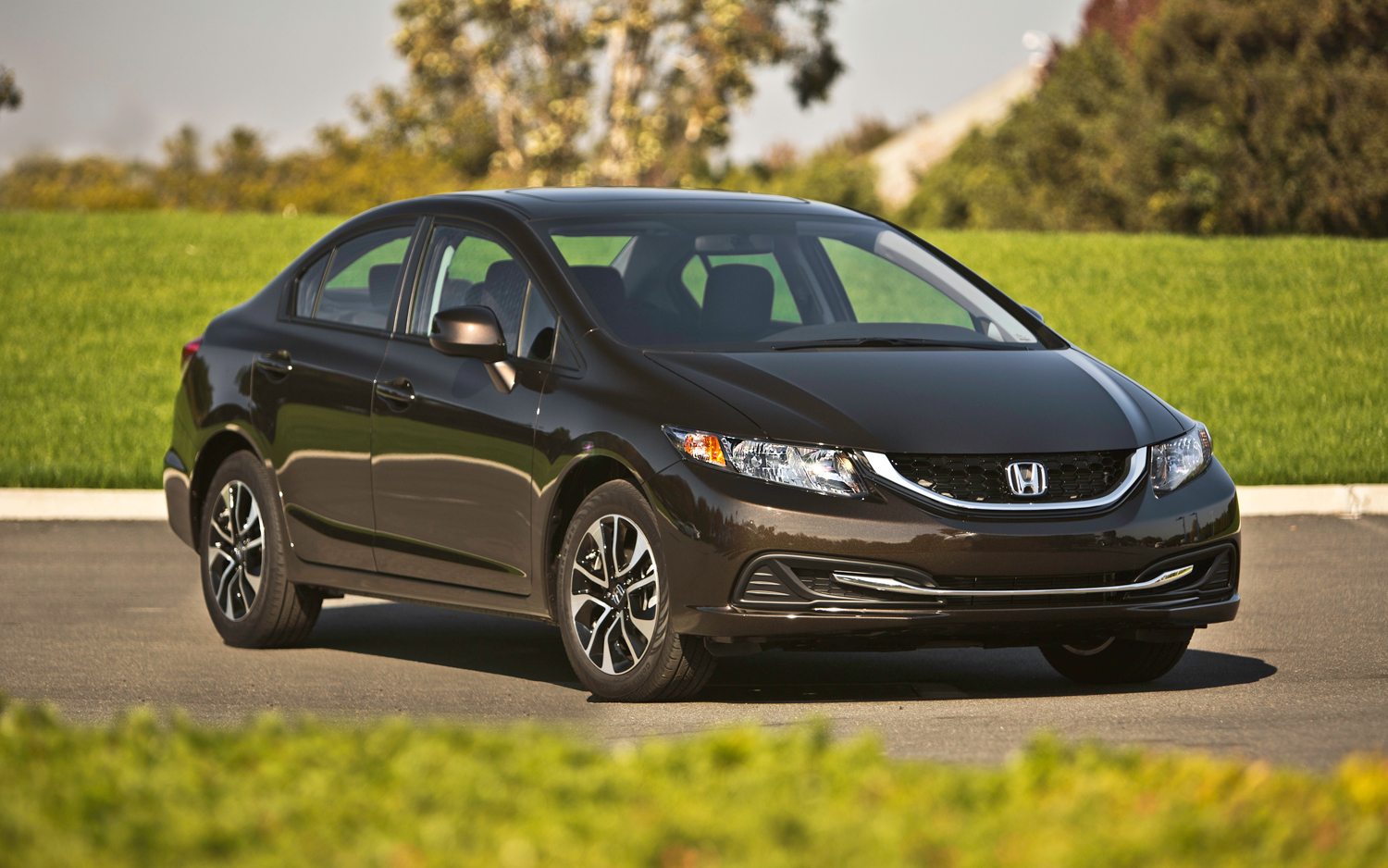 Honda Civic 2013 là mẫu ô tô giá rẻ mang phong cách thể thao