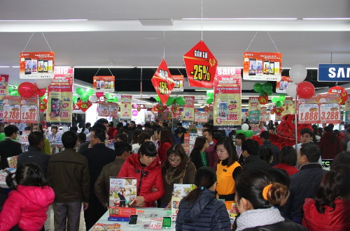 Người dân đổ xô đi mua đồ điện máy khuyến mãi tại siêu thị MediaMart Bắc Giang