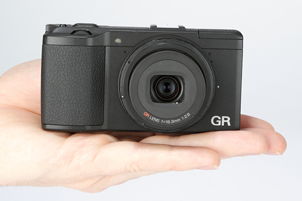Ricoh GR là mẫu máy ảnh compact với ống kính tiêu cự cố định