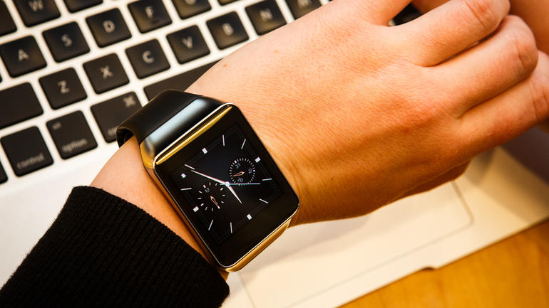 Samsung Gear Live phù hợp cho những người mua thích đeo đồng hồ thông minh thiết kế mặt vuông