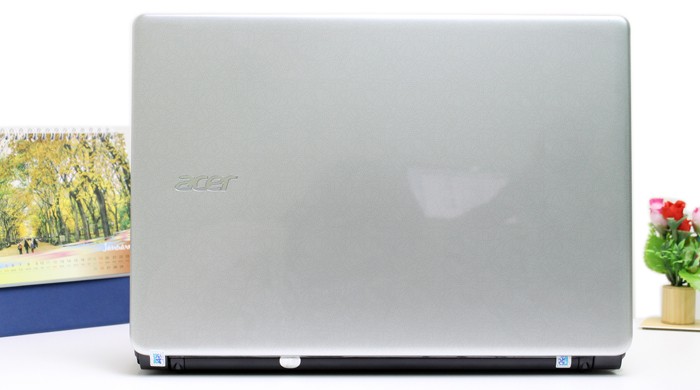 Laptop giá rẻ 2014 dưới 10 triệu đồng Acer E1-470 mang phong cách thời thượng.
