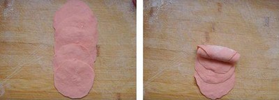 Cán 4 phần bột thành miếng mỏng (phải cán mỏng để bột khi nở ra không làm mất vân hoa) 1 phần còn lại nặn thành khối thon dài làm nhụy.