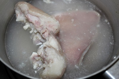 Tai lợn rửa thật sạch, bóp chút muối vào hoặc rửa kỹ bằng giấm để làm sạch nhanh hơn. Sau đó cho vào nồi, thêm chút gia vị luộc chín.
