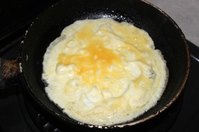 Trứng đánh tan với chút gia vị, sau đó đổ vào chảo tráng mỏng (Độ mỏng vừa phải cũng không cần mỏng quá).