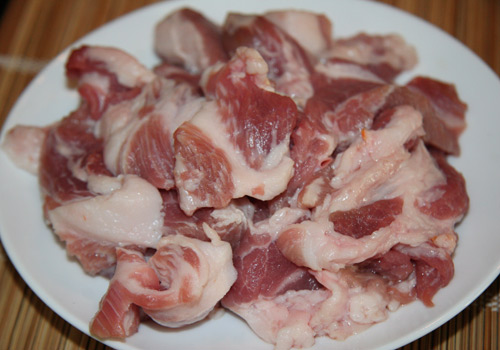 Thịt lợn mông hay thăn đầy cạo rửa sạch thái lát mỏng có độ dày khoảng 0,7cm.