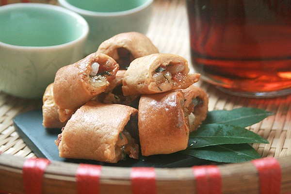 Chiếc bánh chả nhỏ xinh, giòn rụm với nhân ngọt thơm mùi lá chanh là món ăn vặt nổi tiếng gắn với tuổi thơ của bao người con Hà Nội. 