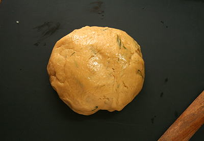Để làm vỏ bánh, bạn cho tất cả nguyên liệu làm vỏ bánh vào âu; trộn đều đến khi bột mịn, bọc kín mặt âu rồi để bột nghỉ 30 phút.