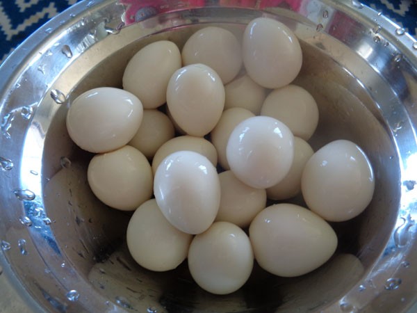 Trứng cút luộc bóc vỏ.