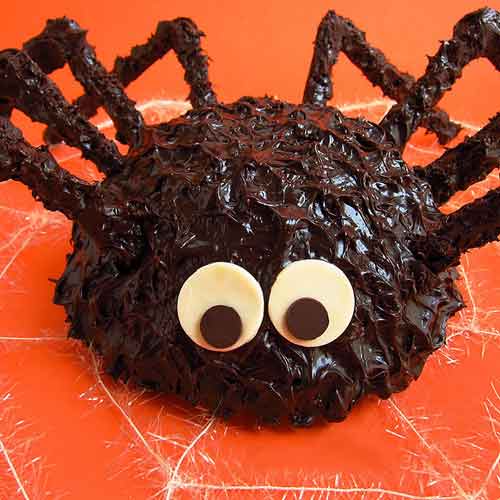 Món bánh hình con nhện ăn đêm Halloween tuy có vẻ đáng sợ nhưng ăn rất ngon đấy.