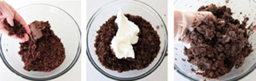 Bóp vụn cốt bánh ga tô chocolate trong chiếc bát rồi cho 250gr kem tươi vani vào và dùng tay trộn đều.