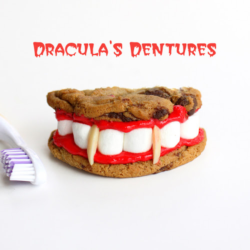 Những chiếc bánh hình răng nhọn hoắt của Dracula sẽ khiến bữa tiệc Halloween thêm sinh động. 