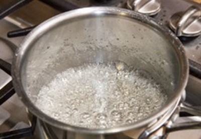Trong một nồi đế dày, đổ 70g đường vào, thêm nước hòa tan đường sau đó đặt lên bếp đun sôi cho đến khi đường chuyển màu cánh gián.