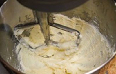 Cho bơ vào tô đánh cho đến khi bơ chuyển sang màu trắng ngà hoặc cho vào lò vi sóng quay 1 phút cho tan chảy rồi để nguội. Sau đó, cho thêm đường vào đánh tiếp đến khi hỗn hợp bông lên.