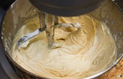Khi hỗn hợp đồng nhất thì lại tiếp tục cho nốt phần bột mì vào, cuối cùng trộn hỗn hợp bột bánh với phần sữa còn lại.