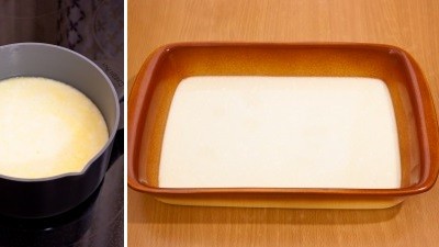 Đổ kem chua vào nồi nước dùng và đun sôi thành xốt trắng. Đổ xốt vào khay nướng bánh mỳ trứng.