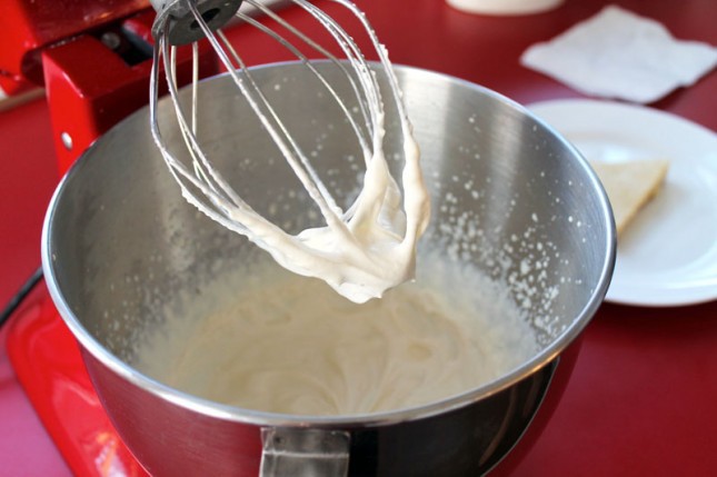 Đổ lòng trắng trứng vào hỗn hợp và trộn đều cho đến khi đạt độ dính. Thêm phần bơ tan chảy và khuấy từ từ.