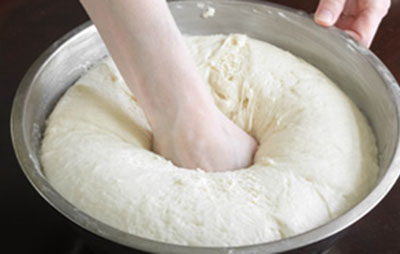 Sau khi bột đã nở, lấy bột ra mặt bàn có phủ bột mì, sau đó nhào vài lần.Sau khi bột đã nở, lấy bột ra mặt bàn có phủ bột mì, sau đó nhào vài lần.