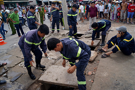Lực lượng cứu hộ cứu nạn thuộc Sở CS PCCC tỉnh Bình Dương vẫn đang nỗ lực tìm kiếm bé trai bị nước cuốn xuống cống mất tích từ chiều 6/9. 