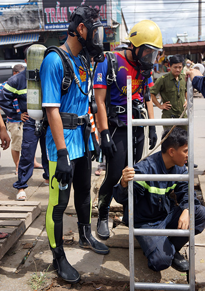 Lực lượng cứu hộ cứu nạn thuộc Sở CS PCCC tỉnh Bình Dương vẫn đang nỗ lực tìm kiếm bé trai bị nước cuốn xuống cống mất tích từ chiều 6/9. 