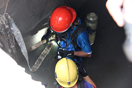 Lực lượng cứu hộ cứu nạn thuộc Sở CS PCCC tỉnh Bình Dương vẫn đang nỗ lực tìm kiếm bé trai bị nước cuốn xuống cống mất tích từ chiều 6/9. 