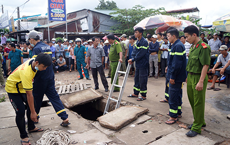 Lực lượng cứu hộ cứu nạn thuộc Sở CS PCCC tỉnh Bình Dương vẫn đang nỗ lực tìm kiếm bé trai bị nước cuốn xuống cống mất tích từ chiều 6/9. 
