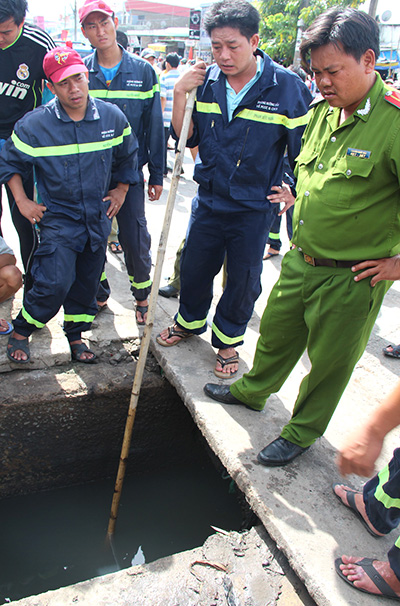 Lực lượng cứu hộ cứu nạn thuộc Sở CS PCCC tỉnh Bình Dương vẫn đang nỗ lực tìm kiếm bé trai bị nước cuốn xuống cống mất tích từ chiều 6/9. 