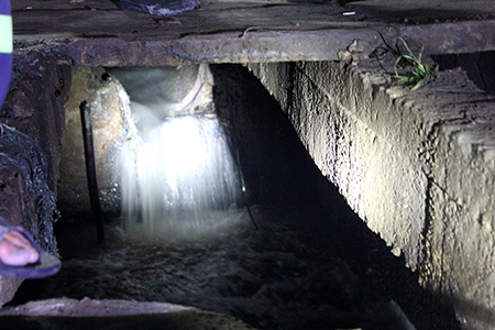 Hệ thống cống khu vực này thường xuyên không tiêu thoát kịp nước mỗi khi có mưa.