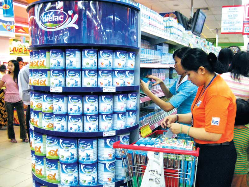 Người tiêu dùng chọn mua sản phẩm sữa giảm giá tại siêu thị