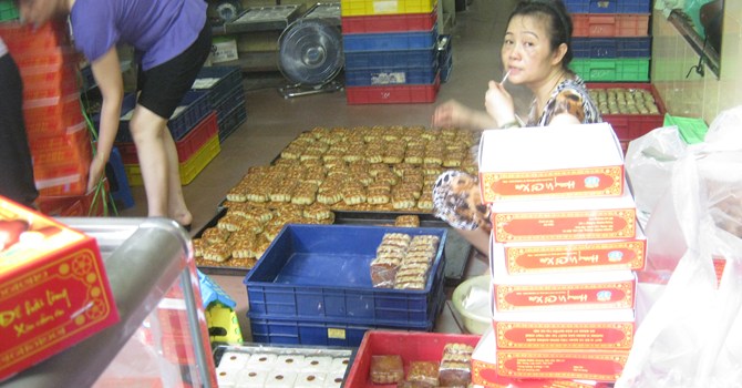 Bánh Trung thu truyền thống vẫn thu hút nhiều khách hàng và cạnh tranh gay gắt với bánh trung thu sản xuất hàng loạt của các công ty