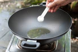 Cho chảo lên bếp, vặn lửa lớn, cho khoảng 2 muỗng dầu ăn vào chảo và đun nóng. (Nên dùng chảo cũ để tráng bánh, có thể dùng chảo không dính để giảm lượng dầu sử dụng. Không nên dùng chảo mới để tráng bánh, bánh sẽ dính chảo và không ngon.)