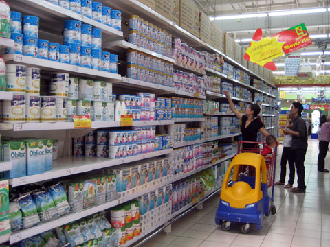 Giá bán lẻ sữa mới có hiệu lực từ 21/6 nhưng một số siêu thị vẫn không giảm giá bán