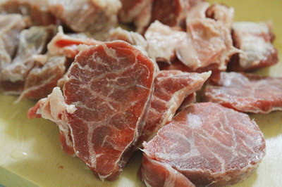 Bắp bò rửa sạch, để vào ngăn đá tủ lạnh khoảng 30 - 45 phút cho thịt hơi se cứng lại để miếng thịt lúc thái được đẹp hơn. Sau đó, lấy ra thái miếng vừa ăn.