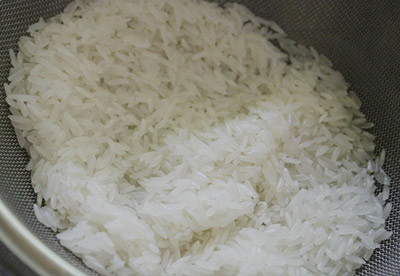 Gạo tẻ và gạo nếp đãi sạch, để lên rổ cho ráo nước.
