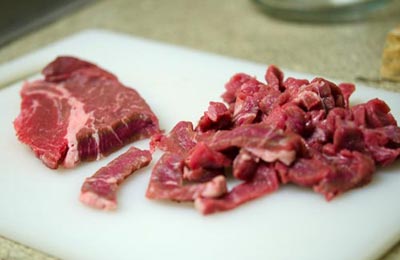 Thịt bò rửa sạch, để ráo, thái miếng nhỏ, mỏng. Muốn thịt dễ thái thì cho thịt vào tủ đá khoảng 30 phút trước khi thái.