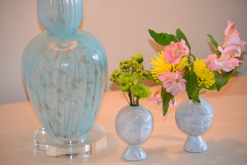 Với những bước cắm hoa cơ bản như trên, các bạn có thể biến tấu thành 3 bình hoa khác nhau để trang trí bàn ăn thêm sinh động, tràn ngập sắc màu. Có thể áp dụng cách cắm hoa cúc này để trang trí phòng khách, phòng ngủ đều rất đẹp.