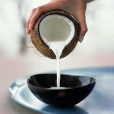 Trộn nước cốt dừa với chút muối, đường và một thìa cà phê bột năng, đun lửa nhỏ để nước cốt dừa đặc lại.