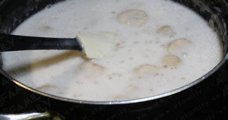 Khi bột báng chín nổi lên mặt nước và có màu trong thì cho chuối vào nấu cùng, đảo nhẹ tay để miếng chuối không bị nát, đun thêm khoảng 2 phút nữa rồi tắt bếp.